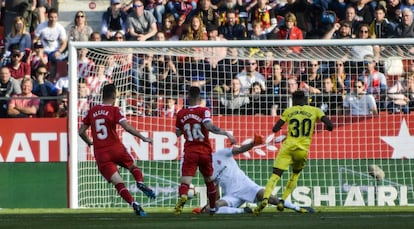 Chukwueze, en el momento de batir a Bono.