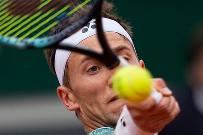 Casper Ruud  devuelve una bola ante Rafael Nadal.