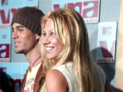 Enrique Iglesias, muy cariñoso con Anna Kournikova en la gala de MTV.