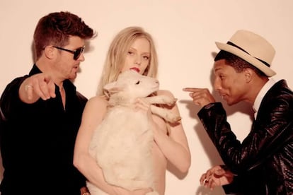 El polémico vídeo de ‘Blurred Lines’ fue uno de los primeros trabajos de Elle Evans, en el centro de la imagen. Robin Thicke y Pharrell Williams la acompañan.