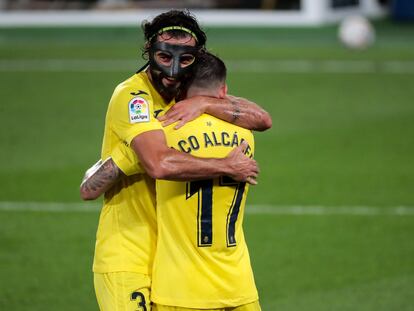 Alcacer y Albiol celebran uno de los goles del Villarreal
