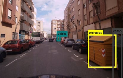 La red neuronal de Contenedor Go detecta un contenedor amarillo y otro verde en la calle.