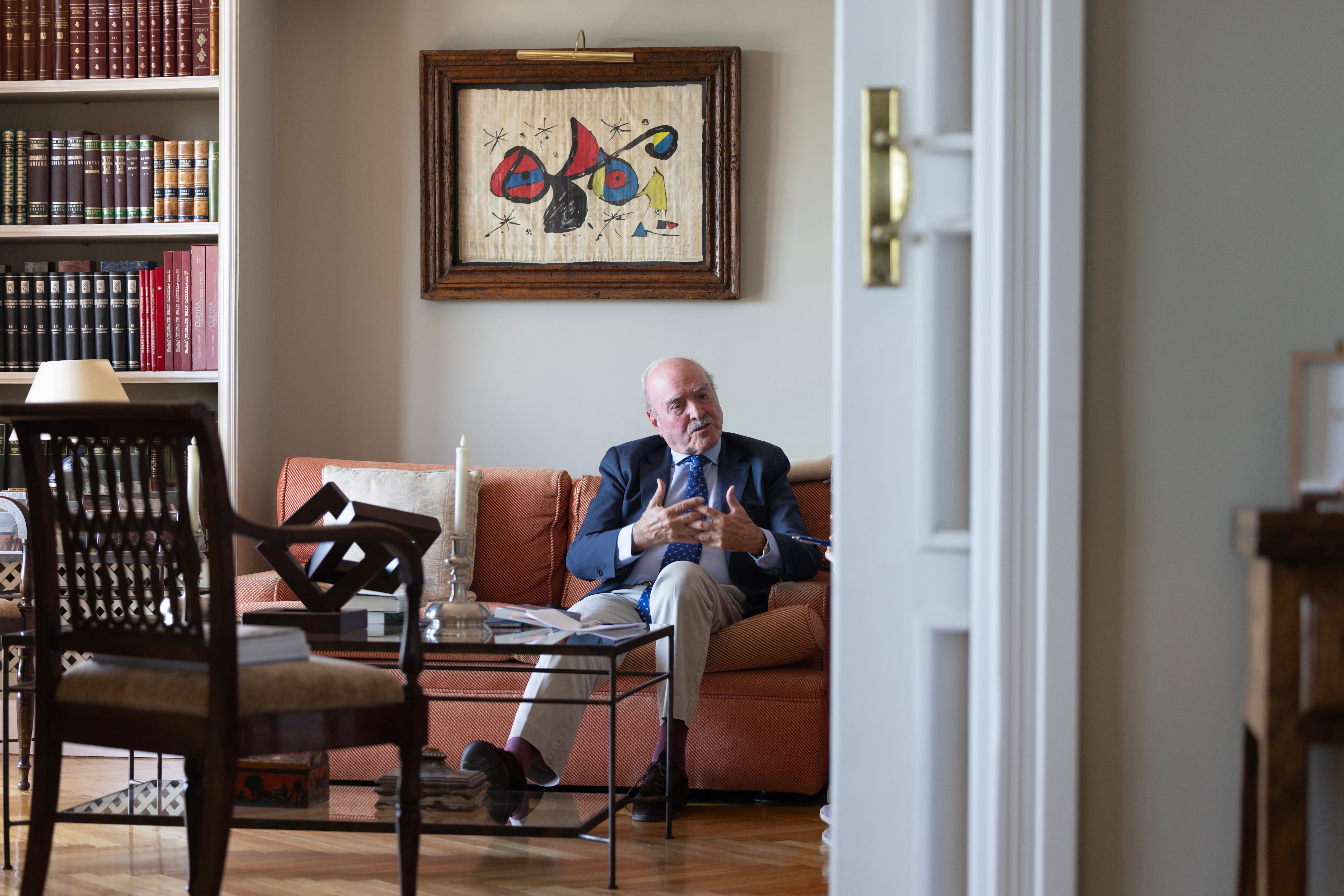 Fernando Almansa, exjefe de la Casa del Rey, fotografiado en su casa de Madrid. 