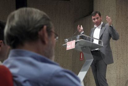 Tom&aacute;s G&oacute;mez da su discurso ante Jaime Lissavetzky.