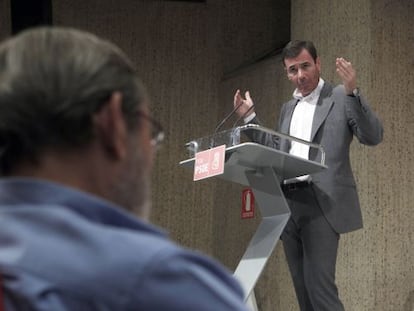 Tom&aacute;s G&oacute;mez da su discurso ante Jaime Lissavetzky.