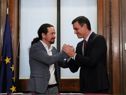 Pedro Sánchez y Pablo Iglesias en su reunión para firmar el pacto de Gobierno el 30 de diciembre de 2019.