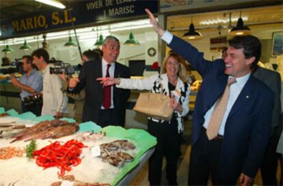 Los mercados han sido escenario tradicional de la búsqueda de votos por parte de los candidatos. Raros son los comicios en los que no aparece algún político dejándose querer frente a los productos frescos. En este caso, Artur Mas, que hasta otoño no tendrá que hacer campaña para la Generalitat, ha acompañado al candidato de CiU a la alcaldía de Palamós, Jordi Pallí, al mercado de la localidad.