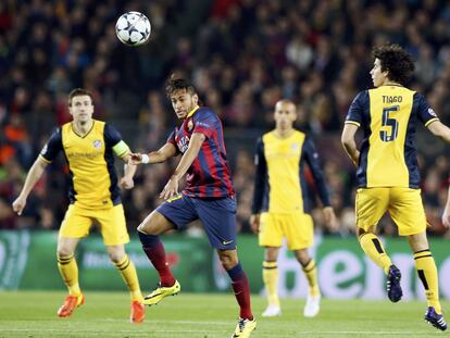 Neymar rodeado de rivales
