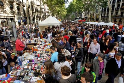 Ambiente diada de Sant Jordi en las Ramblas de Barcelona.