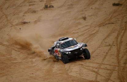 Stéphane Peterhansel, con su Mini, en la décima etapa del Rally Dakar.