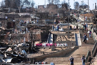 La escalera Huasco en Achupallas, Viña del Mar. Cinco vecinos del sector murieron cuando huían de las llamas el viernes 2 de febrero