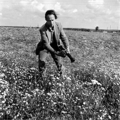 Jonas Mekas, fotografiado por Antanas Sutkus en Semeniškiai, Lituania, en 1971.