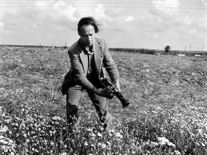 Jonas Mekas, fotografiado por Antanas Sutkus en Semeniškiai, Lituania, en 1971.