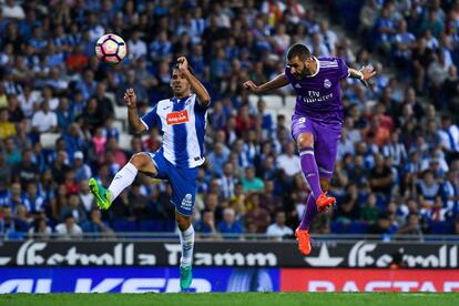 Karim Benzema remata de cabeza el segundo gol del Real Madrid.