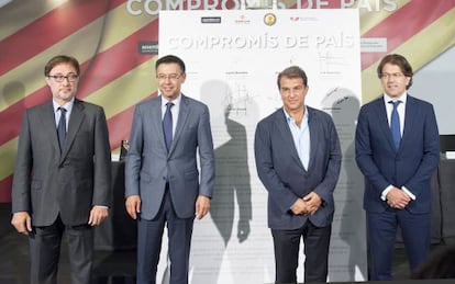 Agust&iacute; Benedito, Josep Maria Bartomeu, Joan Laporta y Toni Freixa, el jueves en la firma del documento Comprom&iacute;s pel Pa&iacute;s.