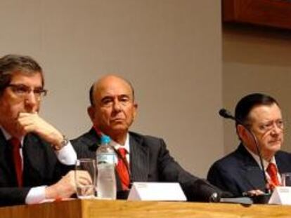Desde la izquierda, Fabio Barbosa, hasta ahora responsable de Santander en Brasil; Emilio Botín, presidente del grupo, y Alfredo Sáenz, consejero delegado.