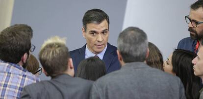 Pedro Sánchez conversa con los periodistas tras su comparecencia de ayer en La Moncloa.