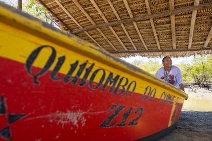 Cleomar Ribeiro da Rocha, de 46 anos, sentada em uma canoa às margens do mangue de onde tira ostra e sururu.