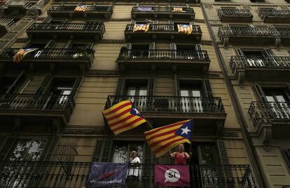 Vecinos de Barcelona con banderas estaladas en sus balcones este jueves.