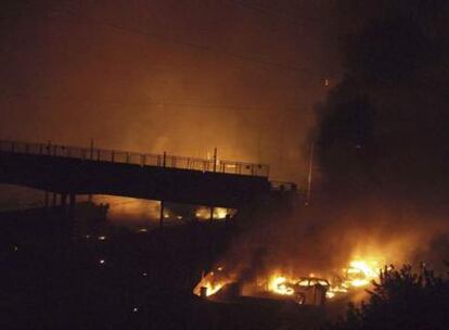 Las llamas devoran todo a su paso tras la explosión en un tren que transportaba gas y que se descarriló cerca de la estación de la localidad italiana de Viareggio