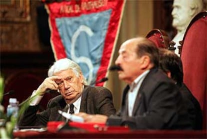 Jorge Semprún escucha las palabras del entonces presidente de Amical Mauthausen, Enric Marco, durante un acto en mayo de 2004 en la Universidad de Barcelona.