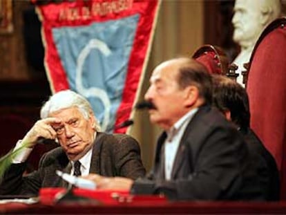 Jorge Semprún escucha las palabras del presidente de Amical Mauthausen, Enric Marco, durante el acto de homenaje de ayer en la UB.