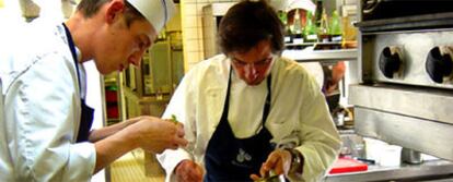 Roellinger, con su cocinero Emmanuel Tessier en la <i>cocina corsaria.</i>
