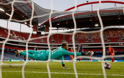 El portero del PSG, Keylor Navas hace una parada ante el Bayern Munich, en la final de la UEFA Champion League, en Lisboa.