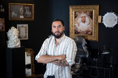 El tatuador Daniel Fernández, especialista en tatuajes con motivos cofrades, principalmente cristos y vírgenes de la Semana Santa.