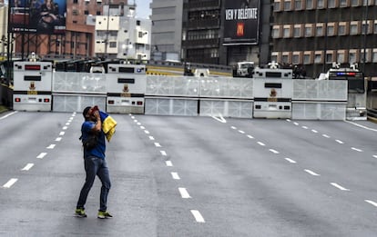 Un manifestante reacciona ante el bloqueo de la marcha por la policía antidisturbios, el 6 de mayo de 2017 en Caracas. 