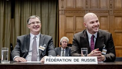 El embajador en Misión Especial del Ministerio de Asuntos Exteriores de Rusia, Gennady Kuzmin (izq.), y el abogado Kirill Udovichenko, antes del fallo de la Corte Internacional de Justicia este miércoles en La Haya.