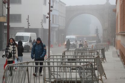 Nieblas matinales el jueves en el centro de la ciudad de Lugo, con la muralla romana al fondo.