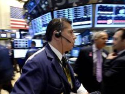 Pocos minutos después de iniciada la jornada de contrataciones en el parque neoyorquino, el índice Dow Jones de Industriales subía un 0,34 % (52,94 puntos) hasta alcanzar las 15.466,27 unidades. EFE/Archivo