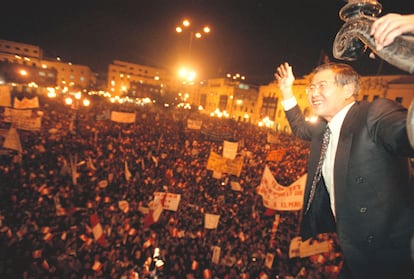 Alberto Fujimori saluda desde el Palacio Presidencial, el 19 de septiembre del 2000.