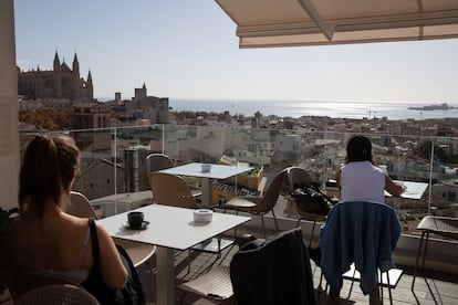 Dos turistas en la terraza de un hotel en el centro de Palma de Mallorca, en 2024.