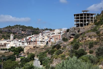 Vista de la Bisbal de Falset amb l'hotel abandonat a la dreta.