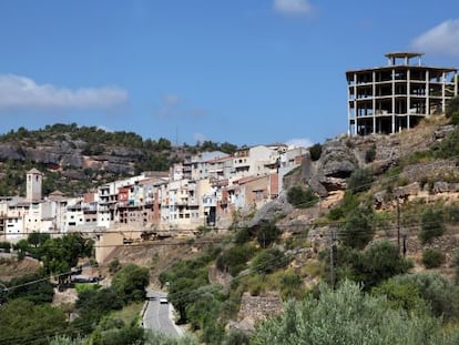 Vista de la Bisbal de Falset amb l'hotel abandonat a la dreta.