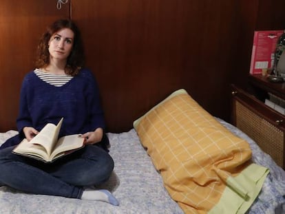 Ana Llorente en su habitaci&oacute;n, en casa de sus padres, donde vive.  