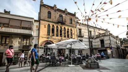 L'edifici de la Unió Maçanenca, que alberga el casino La Pau, a la plaça de la Vila de Maçanet de Cabrenys.