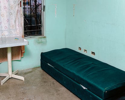 'Sofá y mesa. Casa de Rebeca' (2021-2024), imagen perteneciente al proyecto 'Bravo',