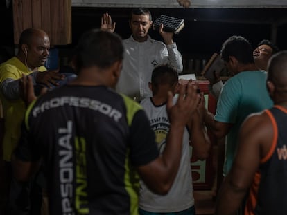 Integrantes del Equipo 91 trabajan con un grupo de exreclusos en Acre, Brasil.