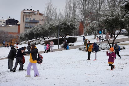 Varios niños juegan con la nieve en un parque en Terrassa (Barcelona). 