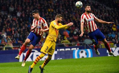 Morata y Felipe tratan de rematar ante la presencia de Piqué en el último Atlético-Barcelona.