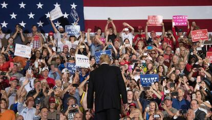 El público vitorea a Trump a su llegada a un mítin celebrado este mes en Great Falls, Montana.