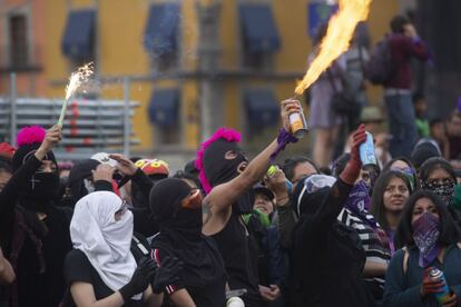 Varios colectivos feministas protestaron con fuegos artificiales.
