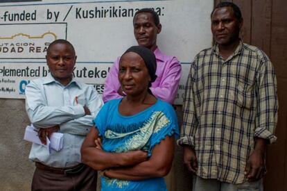 Imanel Venance, Dima Aberi, Zainab Mbasa y el técnico Shamba Nkondo, del COWSO de Kihurio.