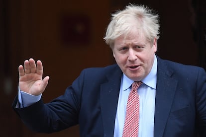 Boris Johnson, el 25 de marzo a las puertas de Downing Street, antes de ser ingresado en la UCI.