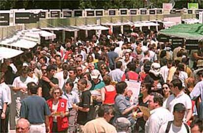 Ambiente en la Feria del Libro de Madrid, en el paseo de Coches del Retiro, ayer a mediodía.