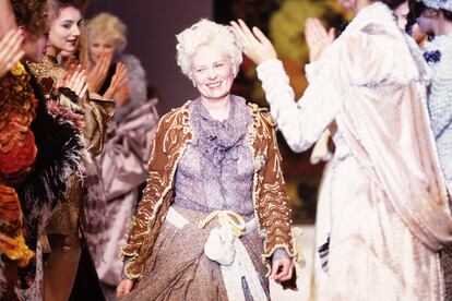 Vivienne Westdood en el desfile de su colección "Ready to Wear" otoño-invierno 1995 en París.