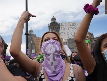 Mujeres protestan a las afueras de Palacio Nacional el día 08 de marzo de 2021.